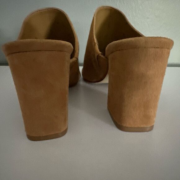Marc Fisher Peep Toe Suede Block Heel Shoes Dafne In Cognac Mule 8M Sandal NWOB - Picture 3 of 7